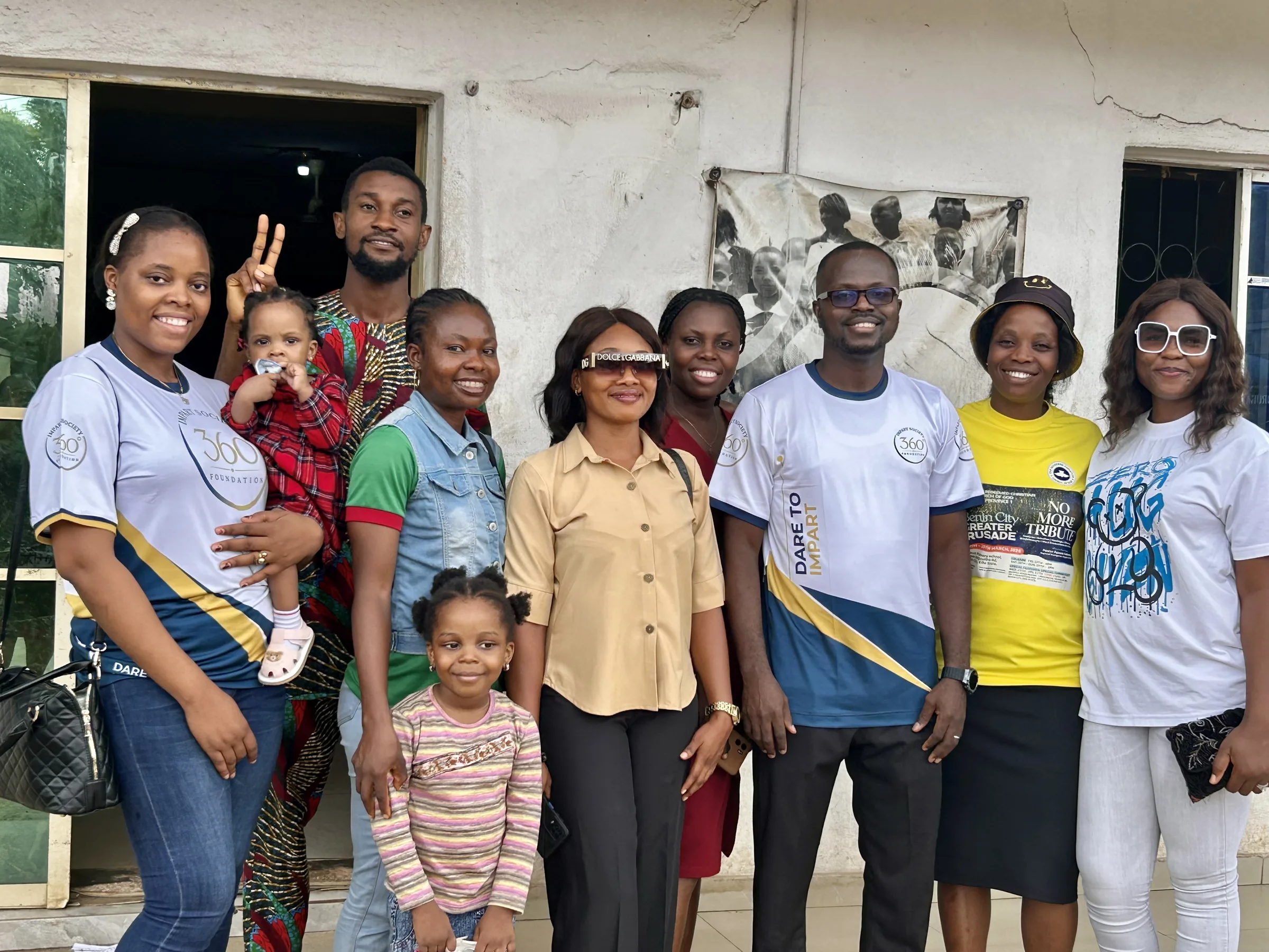 Volunteers and children together at the end of the outreach visit.